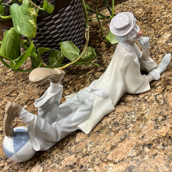 Llardo collectible large clown Well usually posing with a ball - Picture 2 of 10